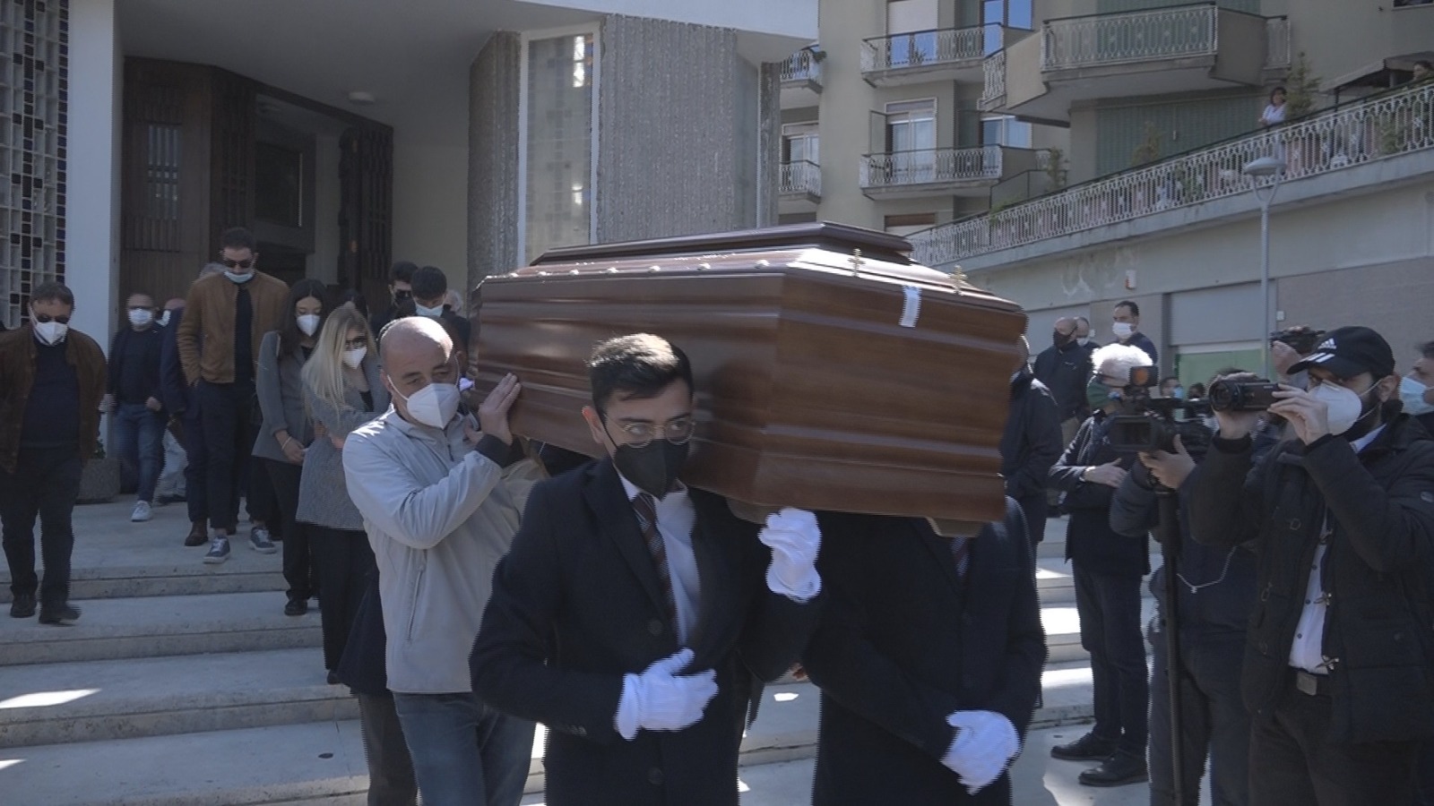 Avellino| In centinaia per l’ultimo saluto ad Aldo, commozione e lacrime nella chiesa di San Ciro