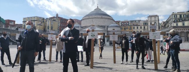 Napoli|Confesercenti Campania, protesta simbolica in piazza con 15 croci