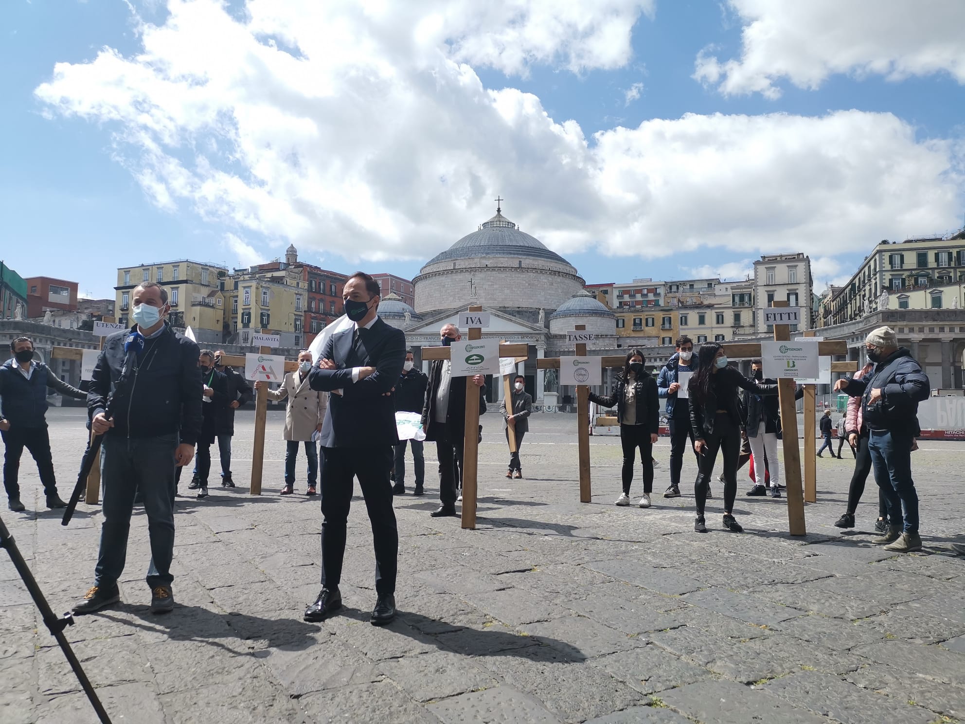 Napoli|Confesercenti Campania, protesta simbolica in piazza con 15 croci