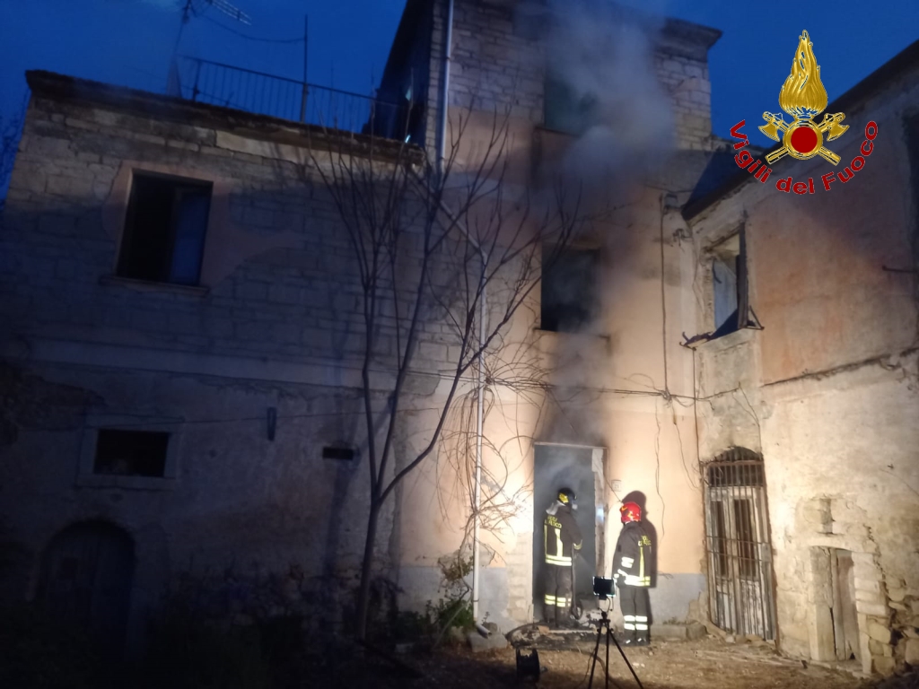 Mirabella Eclano| Incendio in una casa di campagna, 78enne sotto shock