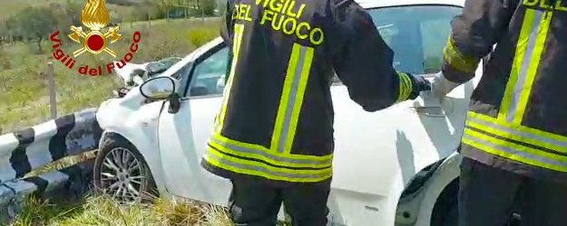 Auto contro guard rail sulla ex ss 91, deceduto il conducente. Incidente sotto la galleria dell’Av-Sa, traffico bloccato per un’ora