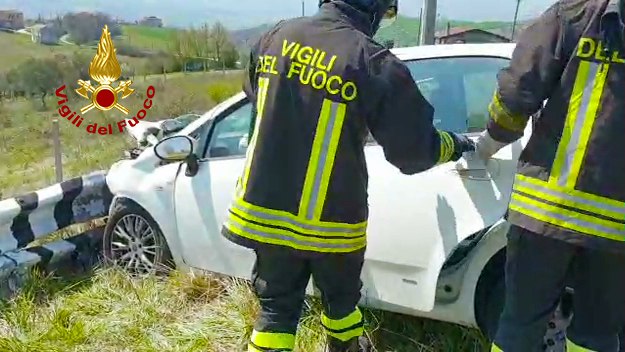 Auto contro guard rail sulla ex ss 91, deceduto il conducente. Incidente sotto la galleria dell’Av-Sa, traffico bloccato per un’ora