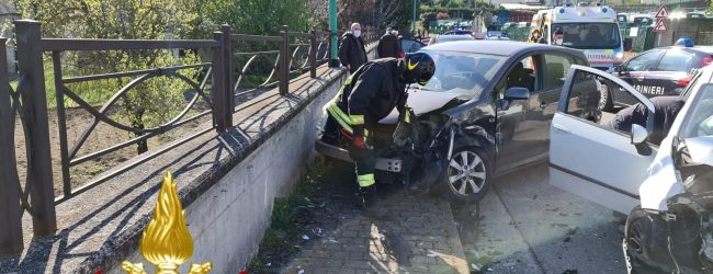 Mercogliano| Scontro tra 2 auto alla rotatoria di via Loreto: macchine distrutte, conducenti feriti