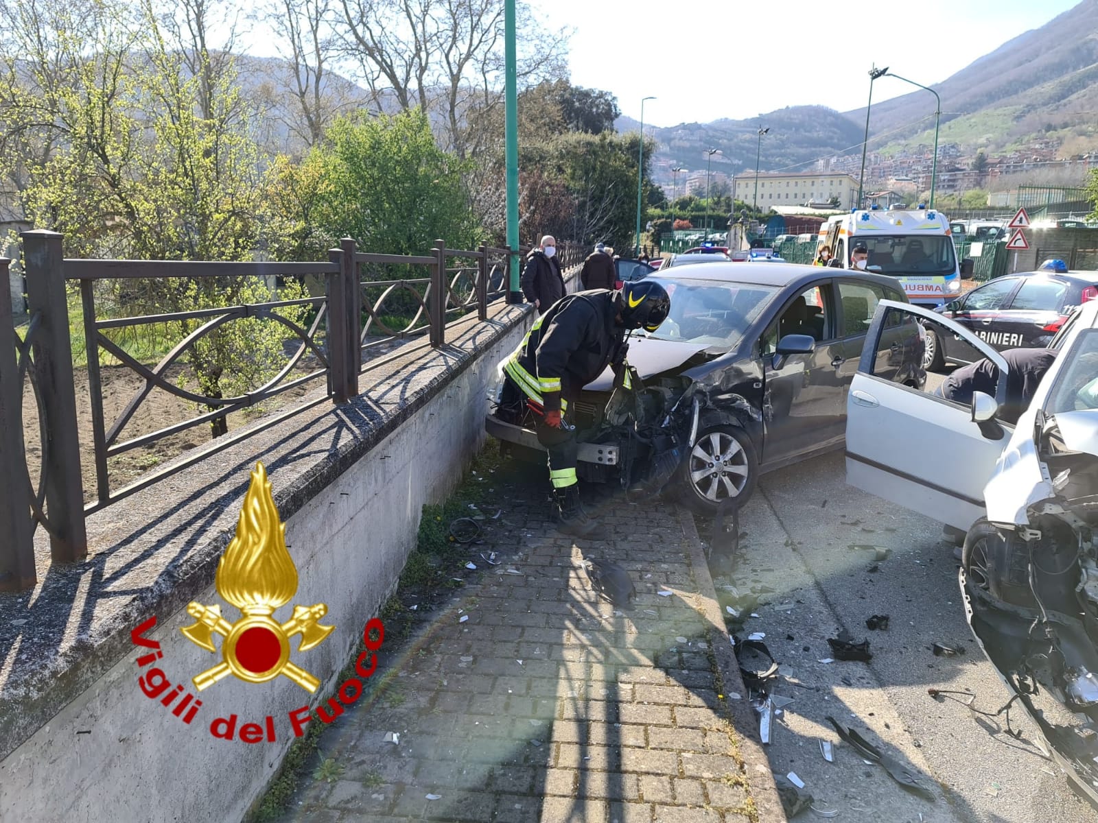 Mercogliano| Scontro tra 2 auto alla rotatoria di via Loreto: macchine distrutte, conducenti feriti
