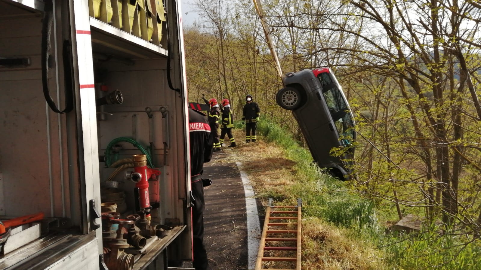 Castelpoto, madre e figlio giù dalla scarpata, sono salvi