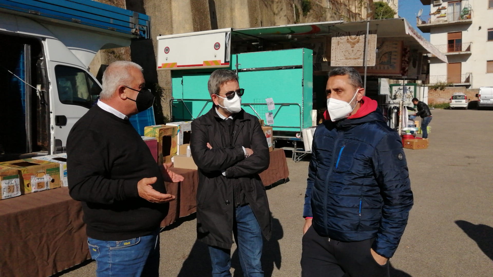 Benevento|Ambulanti ‘occupano’ piazza Risorgimento. Martignetti: eliminare la zona rossa