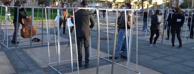 A Benevento musicisti “in gabbia” contro l’isolamento degli artisti