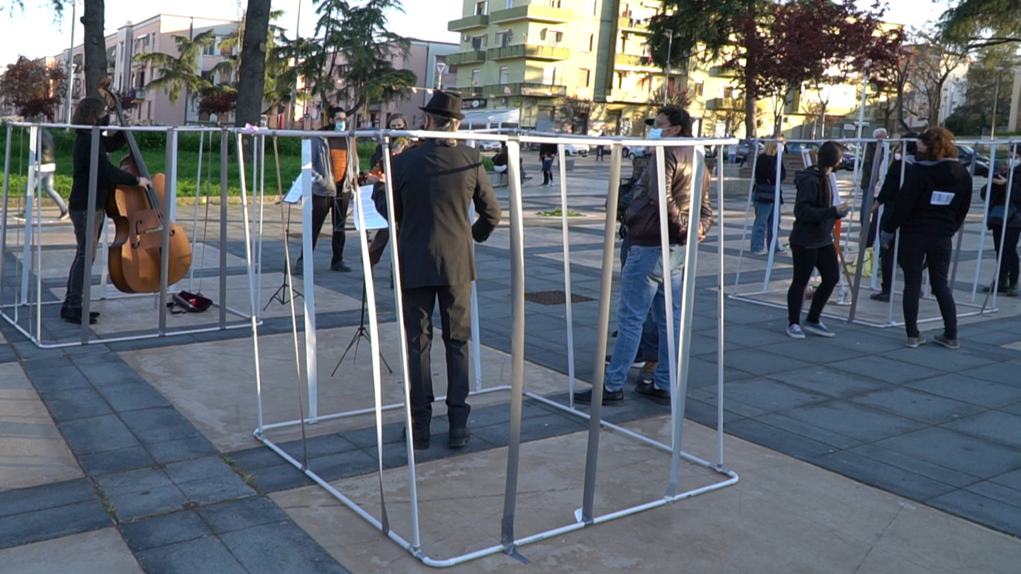 A Benevento musicisti “in gabbia” contro l’isolamento degli artisti