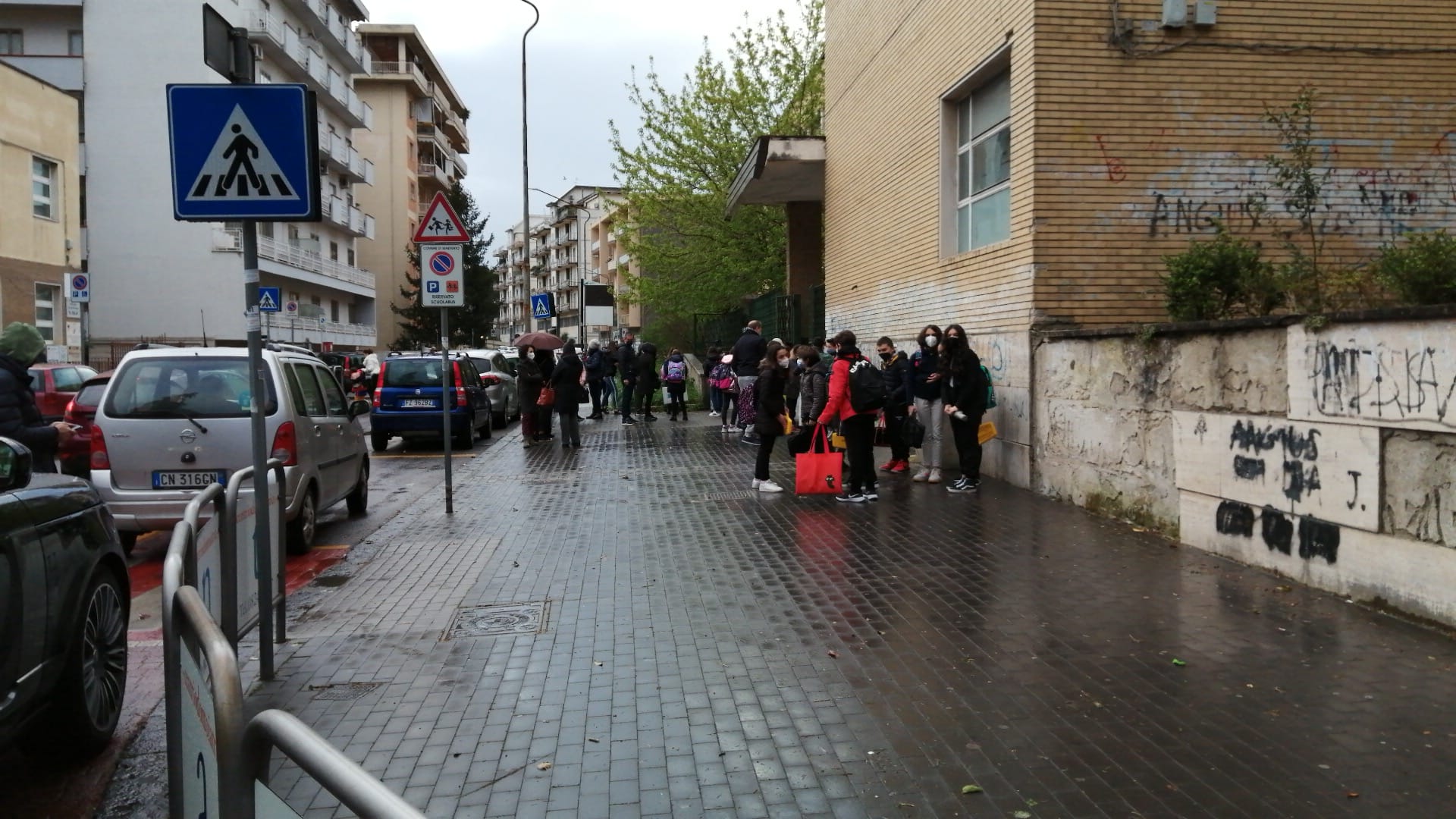 Scuole in zona rossa, oggi il ritorno tra i banchi