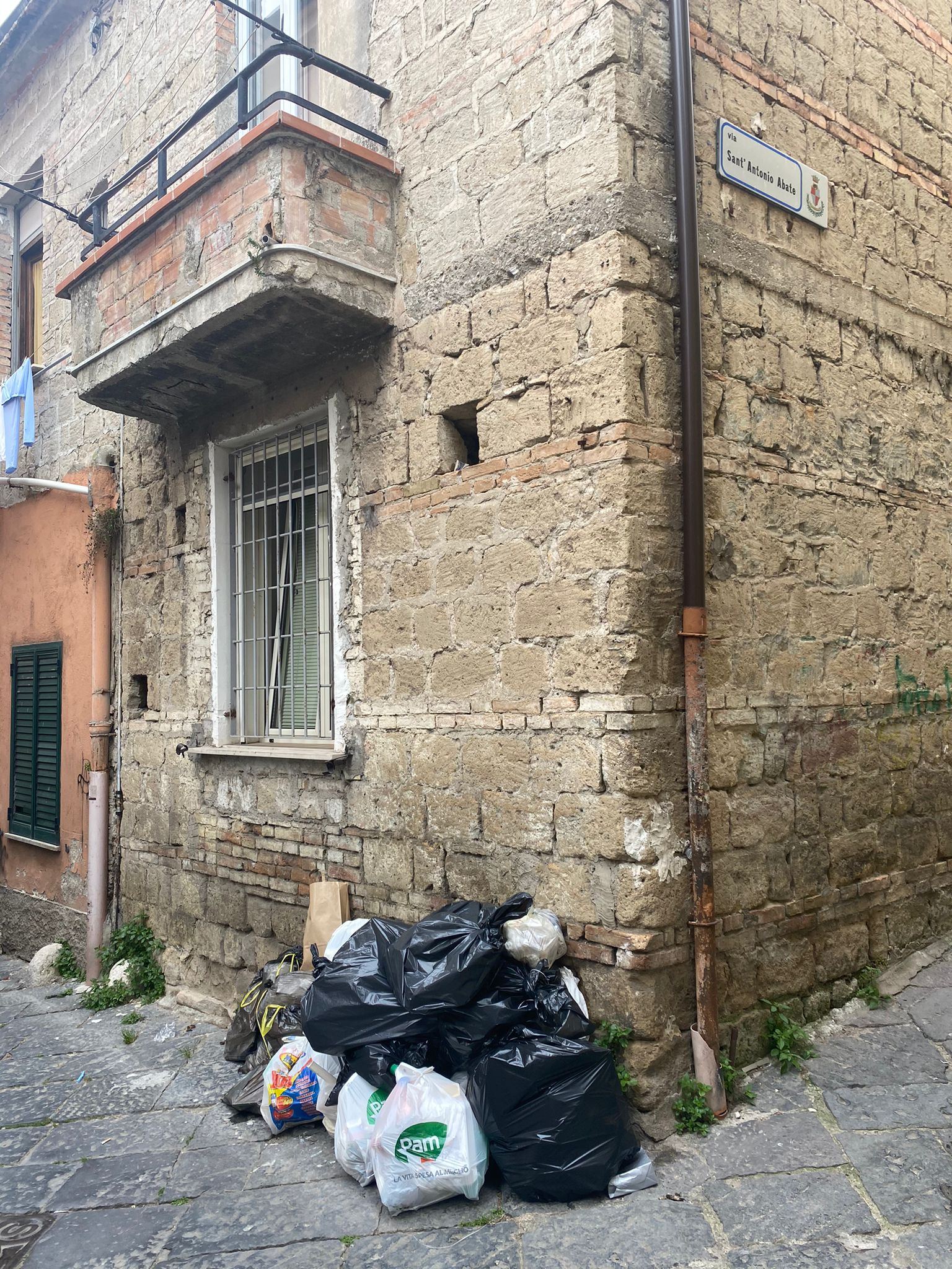 Comitato di Quartiere Centro storico scrive all’Asia: immediata rimozione dei rifiuti sversati