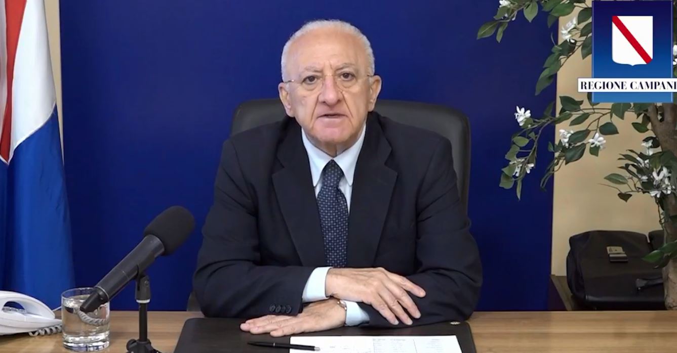 Covid, De Luca: “In Campania mascherine all’aperto almeno fino a luglio”