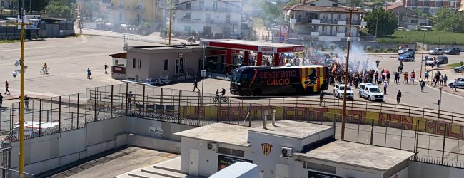 Benevento, i tifosi caricano la squadra
