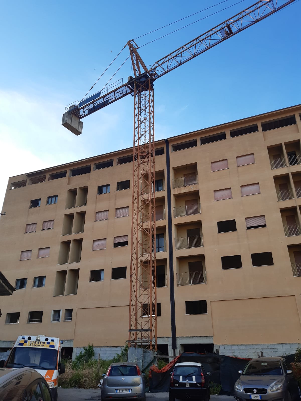 I Moderati: si rimuova la gru in via Giuseppe Maria Galanti