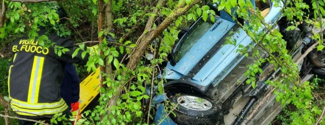 Ariano Irpino| Auto nella scarpata, 19enne liberato dai vigili del fuoco