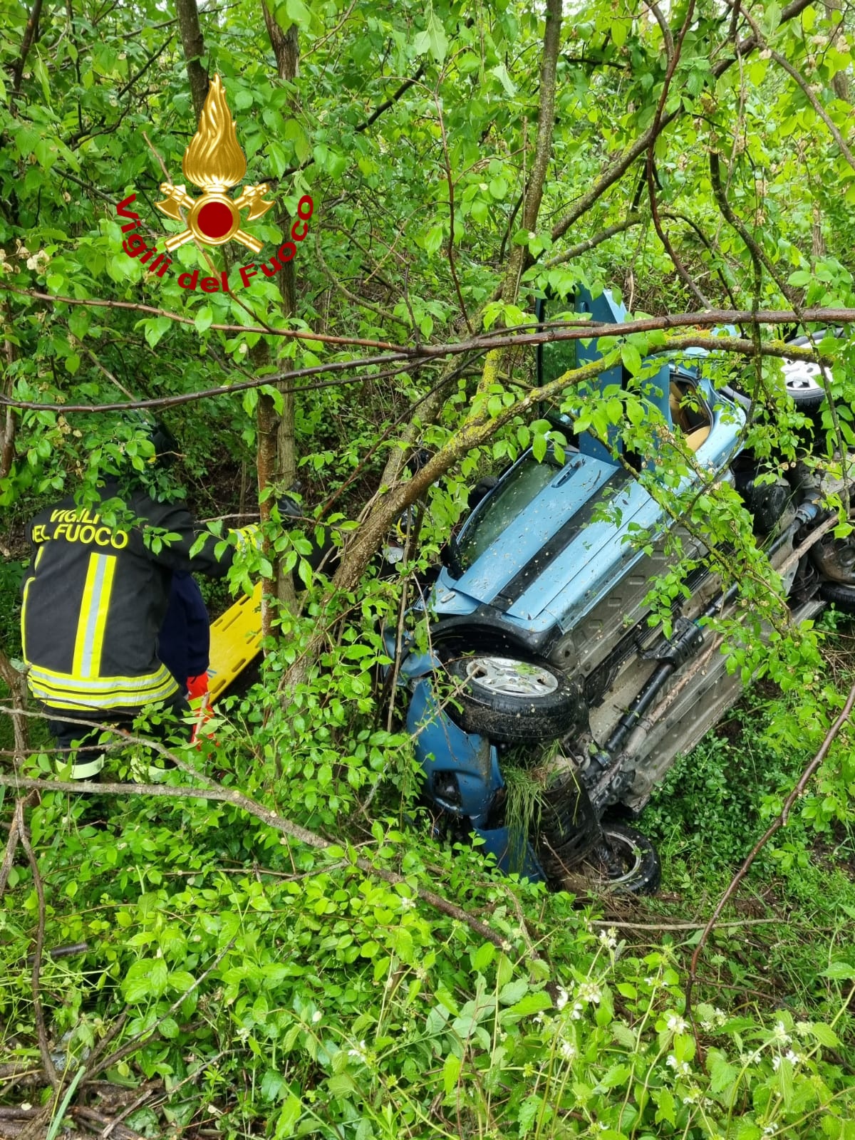 Ariano Irpino| Auto nella scarpata, 19enne liberato dai vigili del fuoco