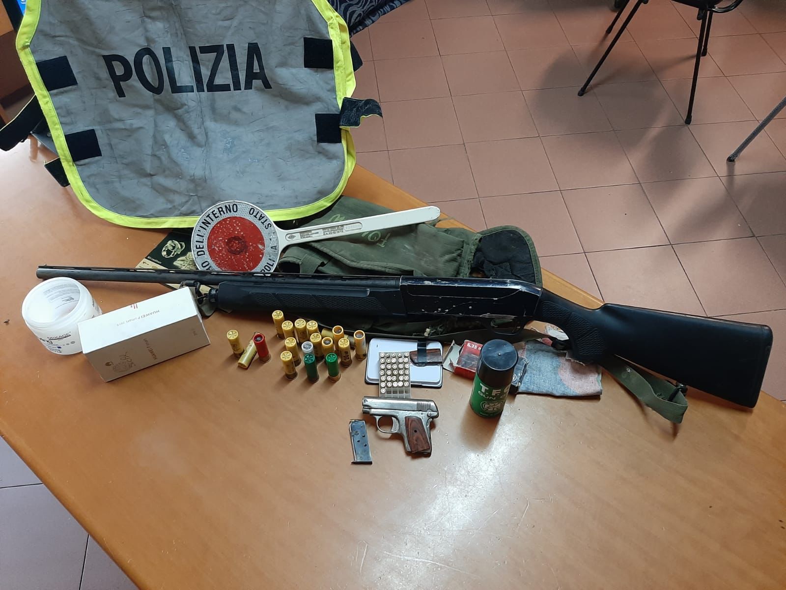 Controlli nel Vallo, in manette padre e figlio per detenzione illegale di armi