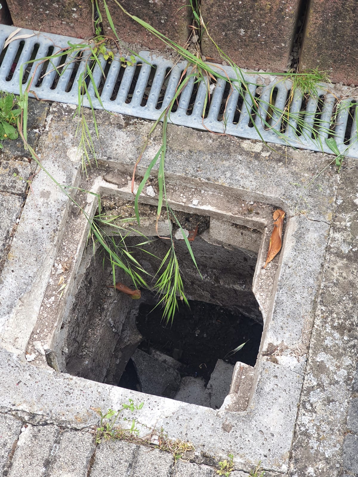 Pozzetti scoperti e rotti in via Iandoli, la denuncia di Samuel