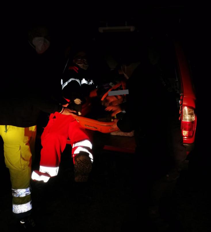 67enne cade mentre raccoglie asparagi: difficili le manovre di soccorso nel bosco