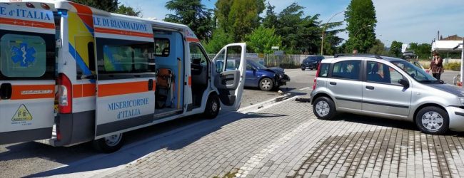 Via Sannitica, scontro tra auto: ferita donna