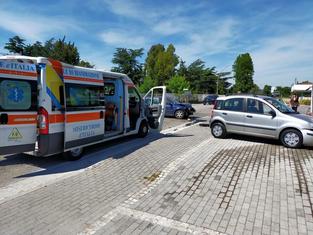 Via Sannitica, scontro tra auto: ferita donna