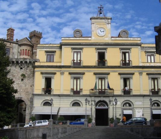 Lauro| Dimissioni di 7 consiglieri, il prefetto sospende il Consiglio e nomina Lubrano commissario