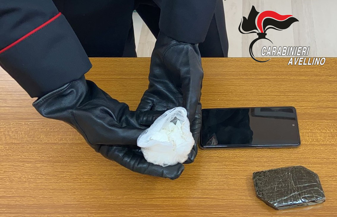 Caposele| Non si ferma all’alt e getta dal finestrino 50 grammi di cocaina e 100 di hashish, arrestato