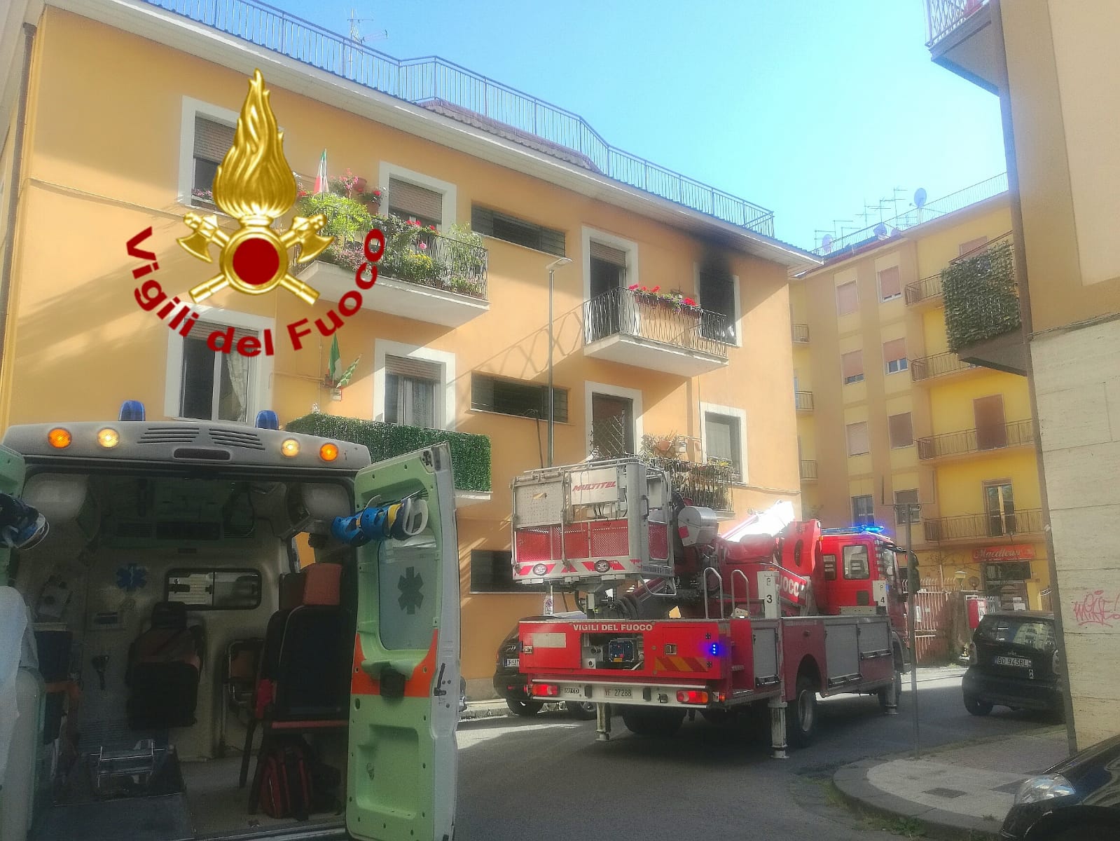 Avellino| Appartamento in fiamme, anziana inala i fumi e sviene: salvata dai vigili del fuoco