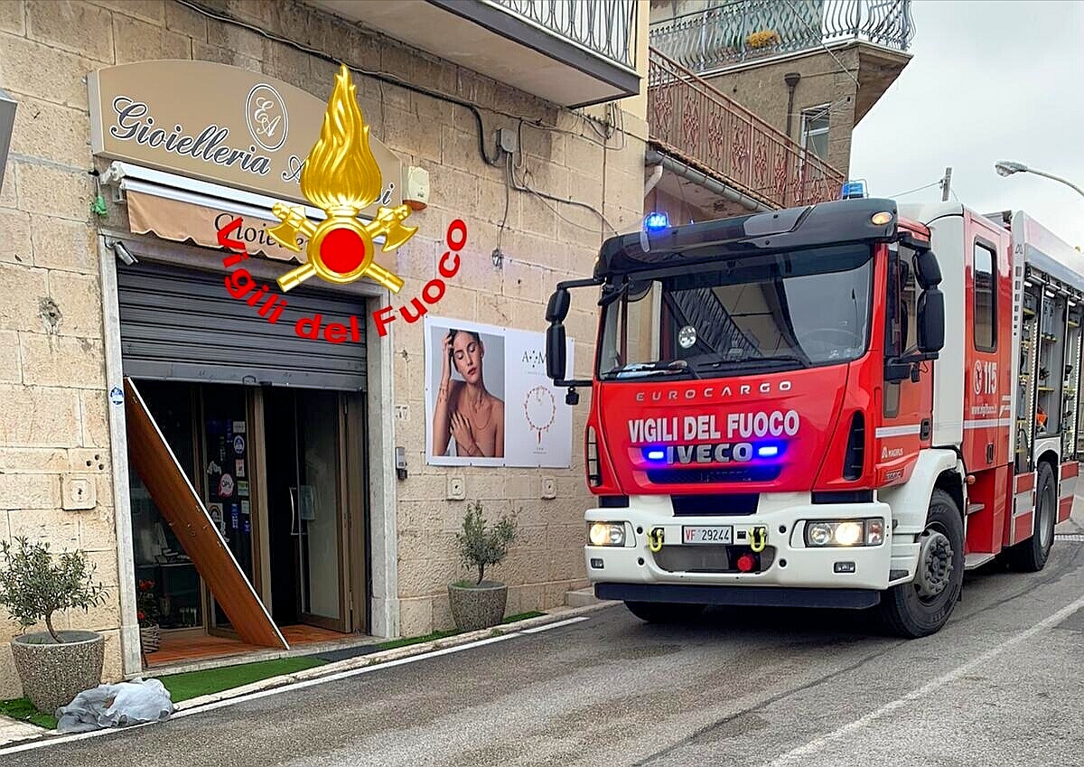 Gesualdo| Fiamme in una gioielleria, provvidenziale l’intervento dei vigili del fuoco