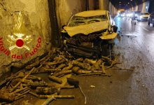 Auto contro camion sotto la galleria dell’Av-Sa, coppia ferita e trasportata al Moscati