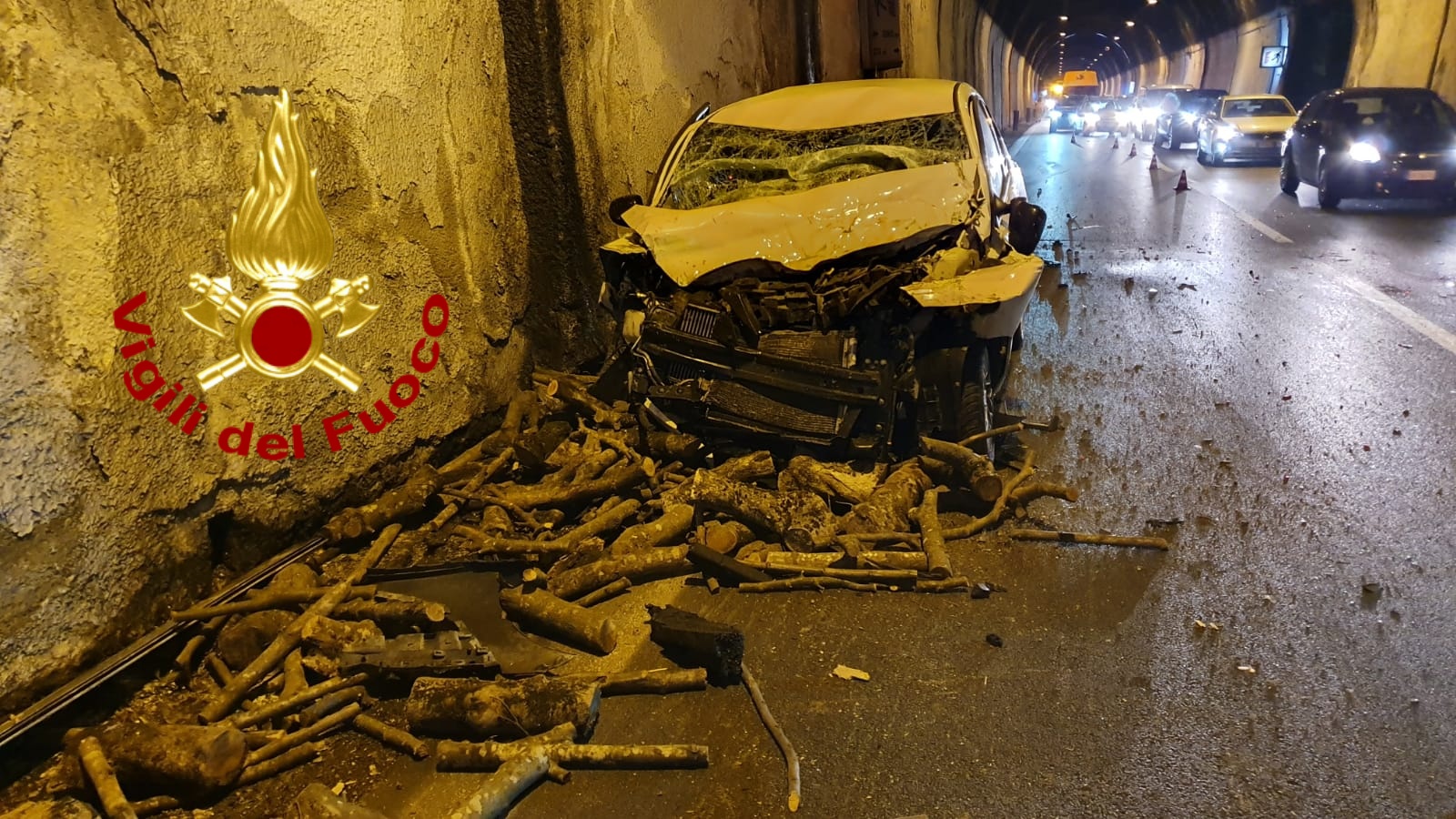 Auto contro camion sotto la galleria dell’Av-Sa, coppia ferita e trasportata al Moscati