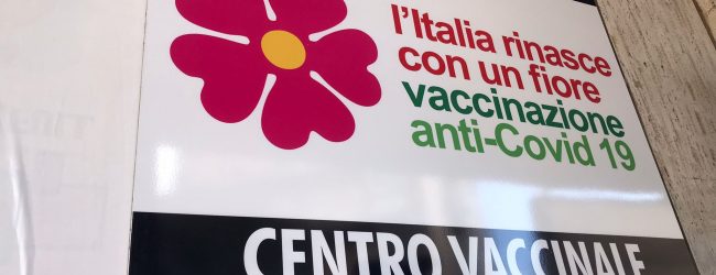 Montesarchio, il M5S: “All’hub vaccinale problemi organizzativi, lunghe attese e affollamenti”