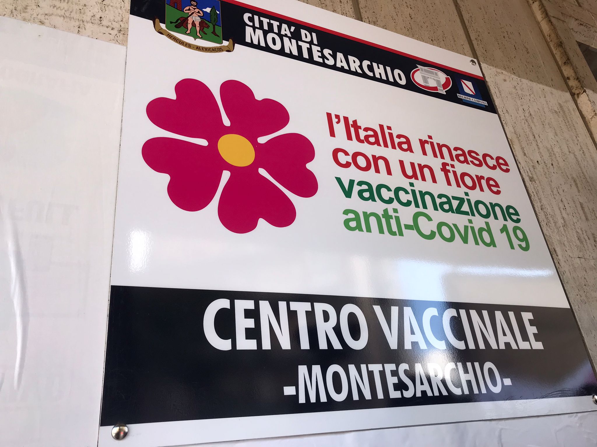 Montesarchio, il M5S: “All’hub vaccinale problemi organizzativi, lunghe attese e affollamenti”