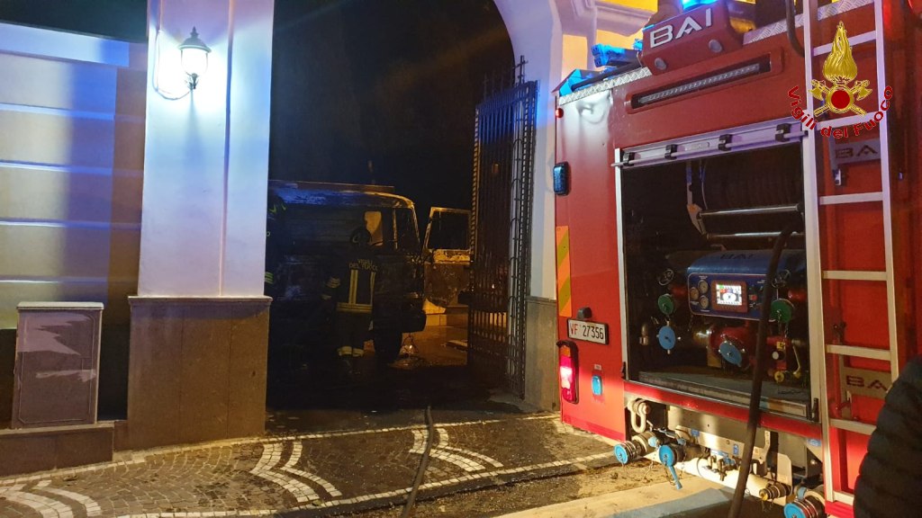 Quadrelle| Camion in fiamme nel cimitero, indagini dei carabinieri