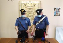 Si danno alla fuga su auto rubata munita di lampeggiante: inseguiti e bloccati dai Carabinieri