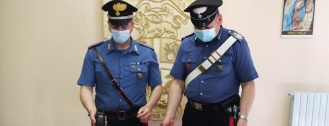 Si danno alla fuga su auto rubata munita di lampeggiante: inseguiti e bloccati dai Carabinieri