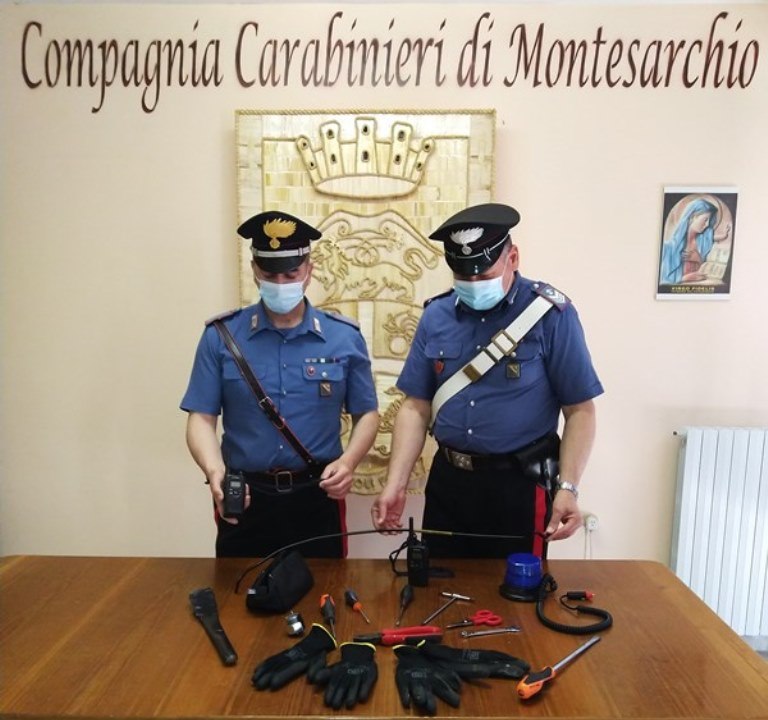 Si danno alla fuga su auto rubata munita di lampeggiante: inseguiti e bloccati dai Carabinieri