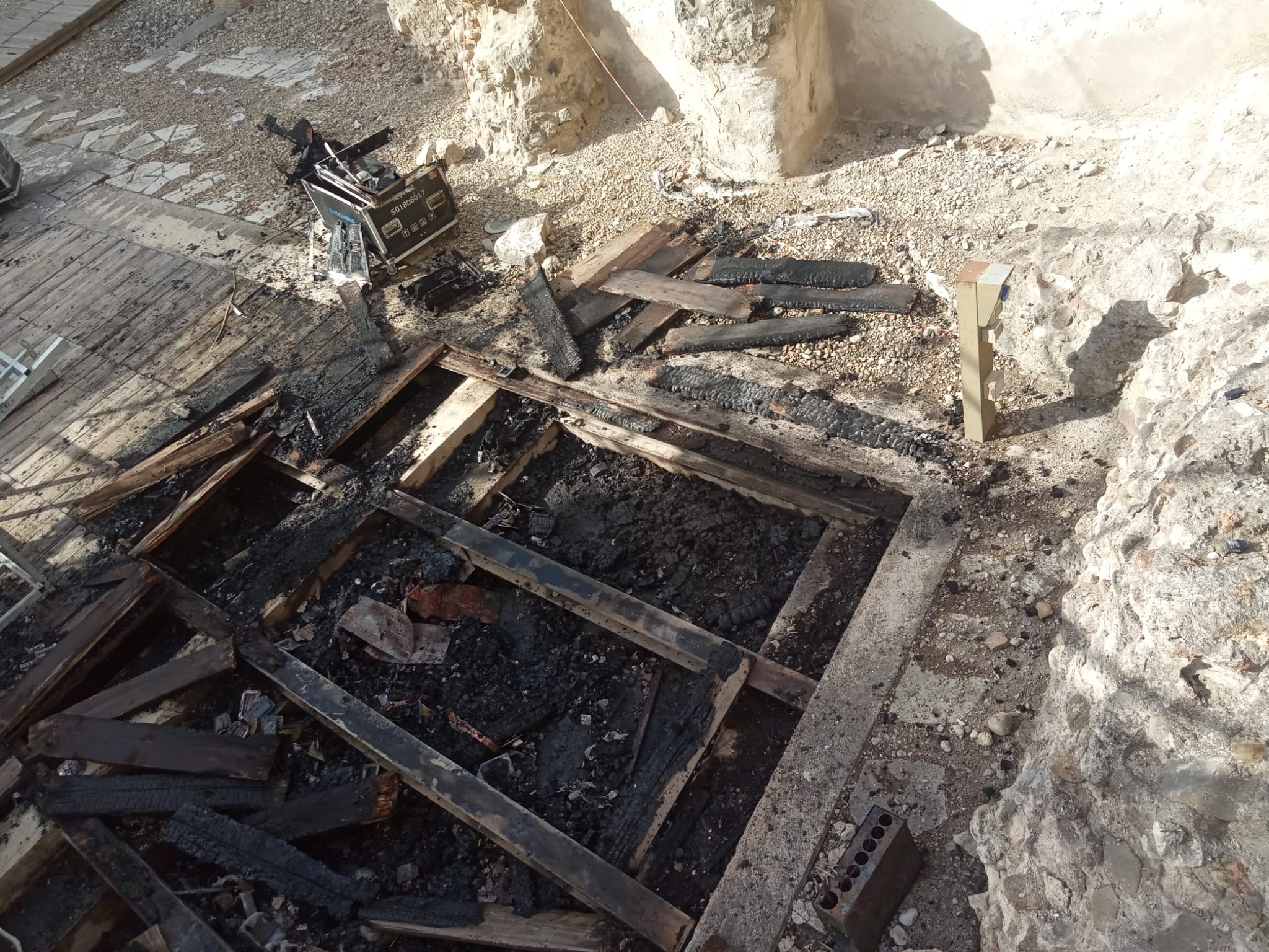 Benevento| Fiamme all’Arco del Sacramento, incendiato palco del BCt