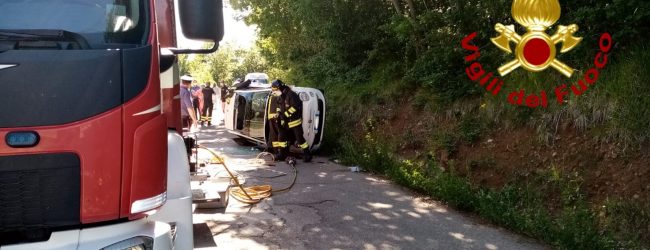 A S.Angelo dei L. auto si ribaltata, 2 ragazze ferite. Scooter in fiamme a Lioni