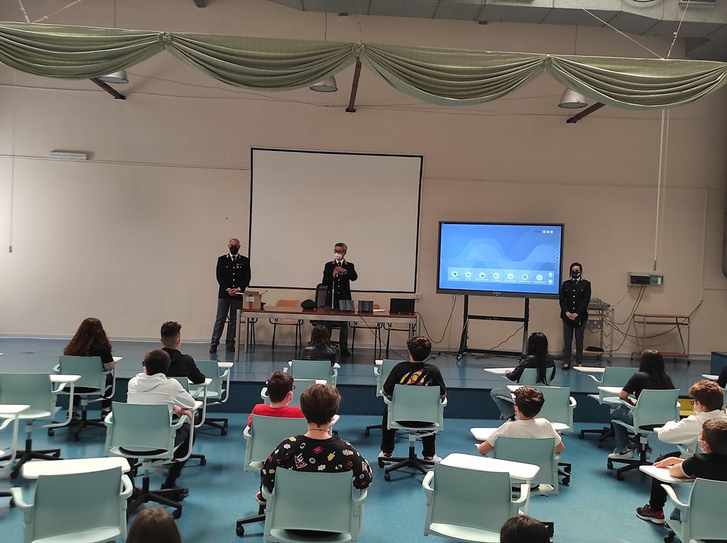 Avellino| Bambini scomparsi e bullismo, alunni dell’Ic Regina Marghetita-Da Vinci a scuola di polizia