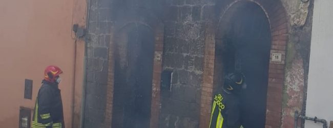 Cesinali| Incendio in una palazzina, paura per una bombola di Gpl