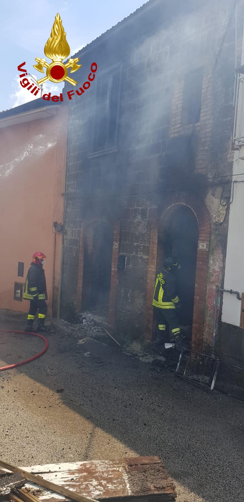 Cesinali| Incendio in una palazzina, paura per una bombola di Gpl