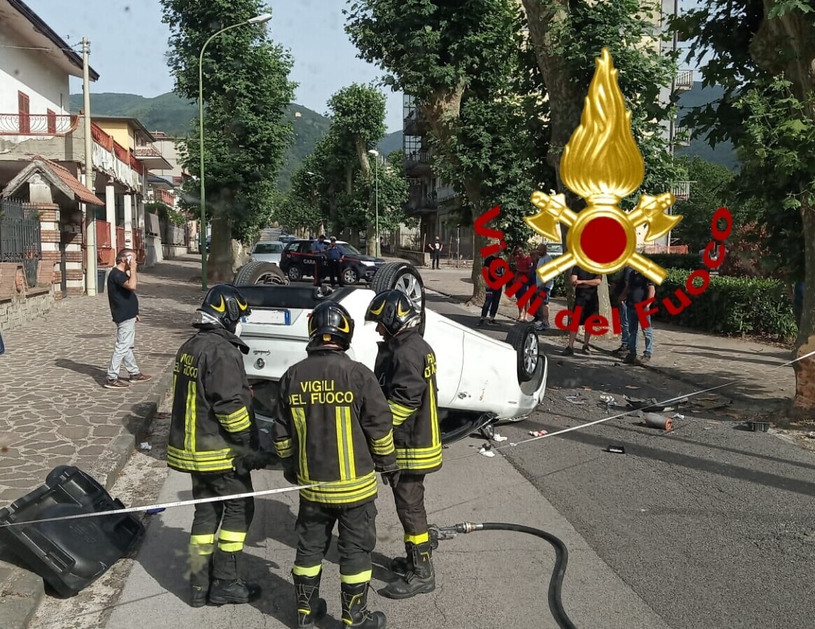 Lauro|Auto si ribalta in viale Platani, ragazzo ferito al Moscati