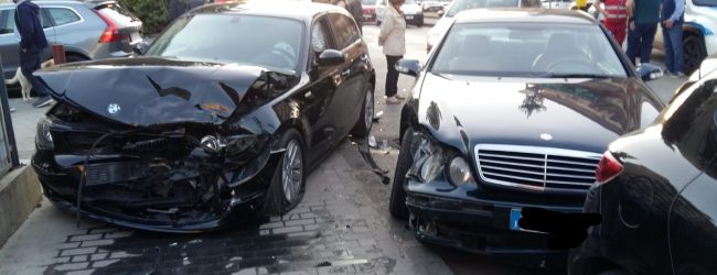 Incidente stradale in via Flora, un ferito