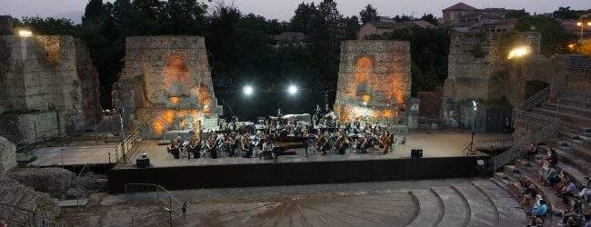 L’OFB apre la settima stagione concertistica con la scuola musicale russa: trionfo al Teatro Romano