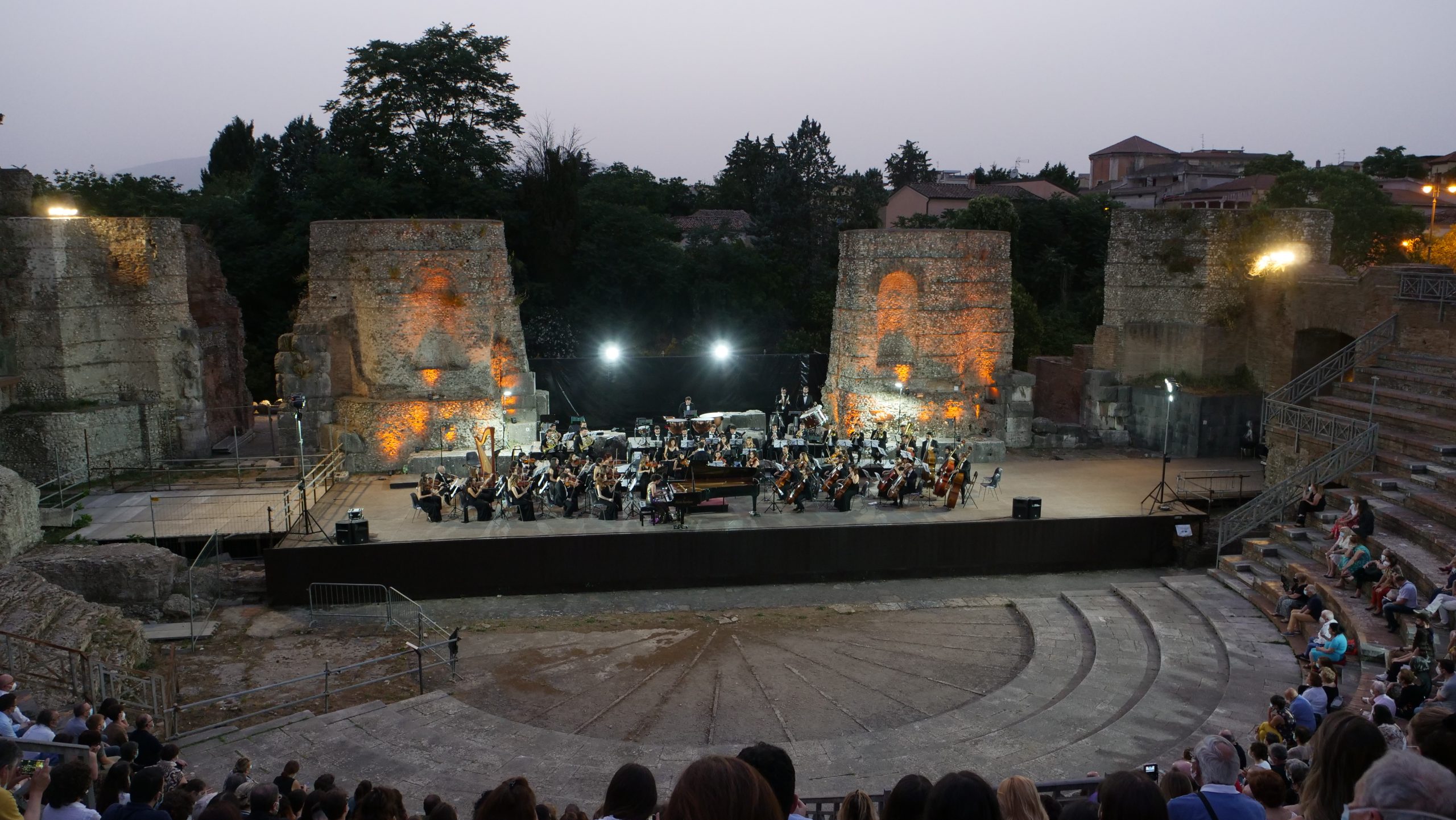L’OFB apre la settima stagione concertistica con la scuola musicale russa: trionfo al Teatro Romano