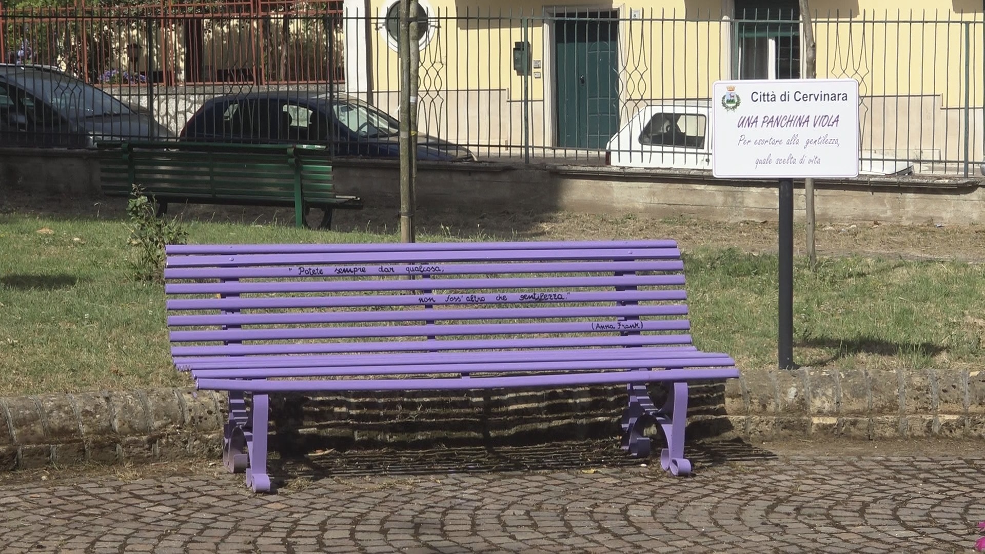Cervinara|Una panchina viola in nome della ‘gentilezza’