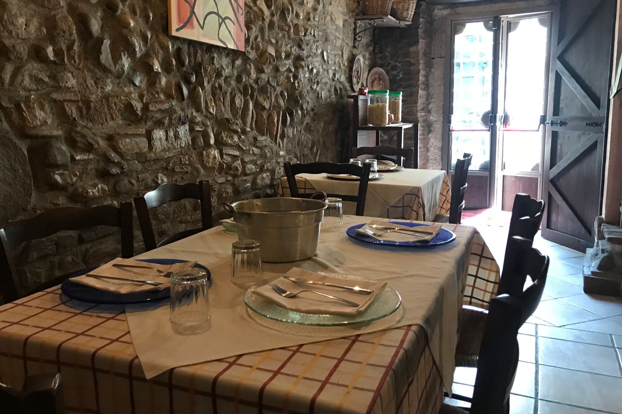 Covid, ministero della Salute: a tavola resta limite di quattro persone