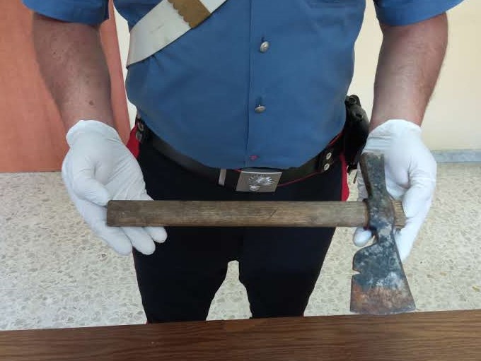 Baiano| Armato di ascia dà in escandescenza e si scaglia contro i carabinieri, arrestato 47enne