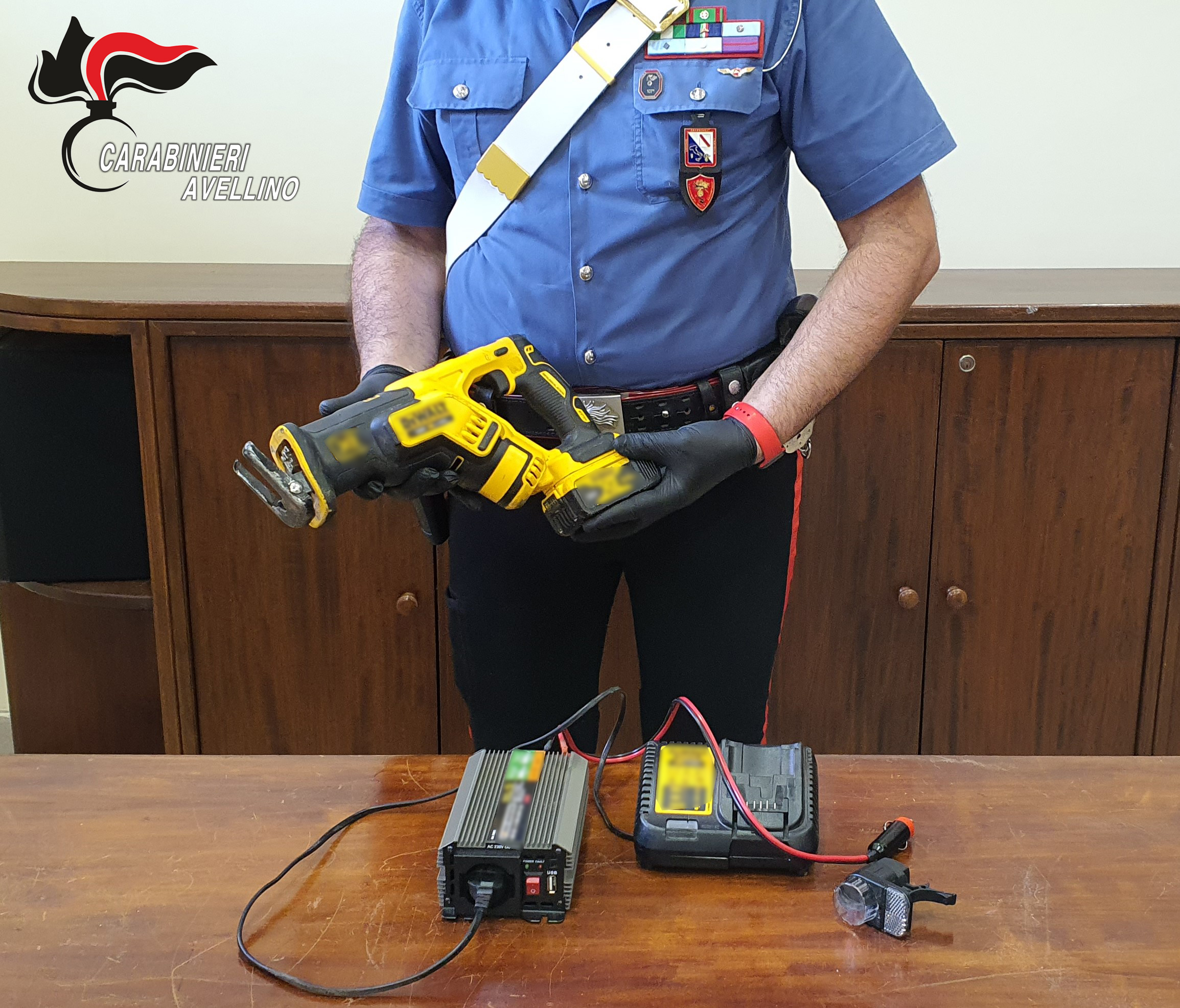 Avellino| Sorpresi con attrezzi per lo scasso, denuncia e foglio di via per 3 senza fissa dimora