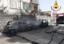 Ariano Irpino| In fiamme 2 auto in sosta, intervengono i vigili del fuoco